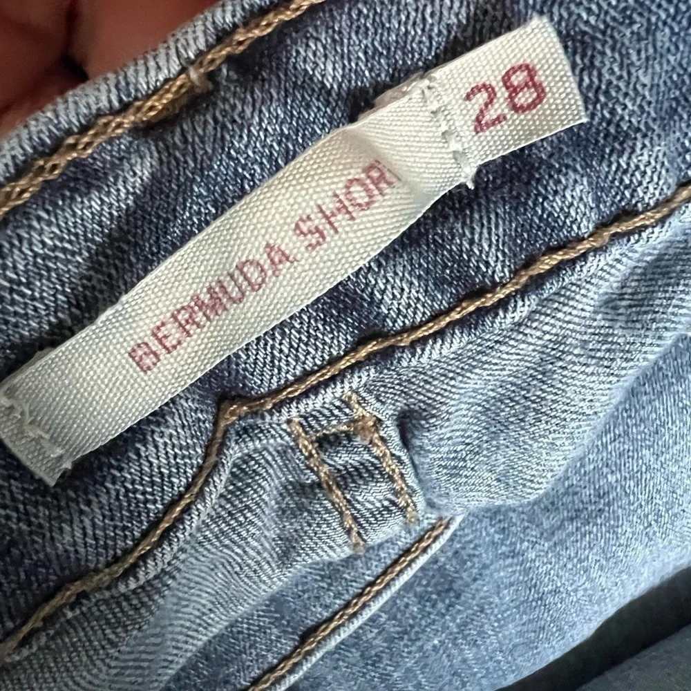 LEVI'S Bermuda Mid-Rise Medium Wash Denim Shorts Size 27